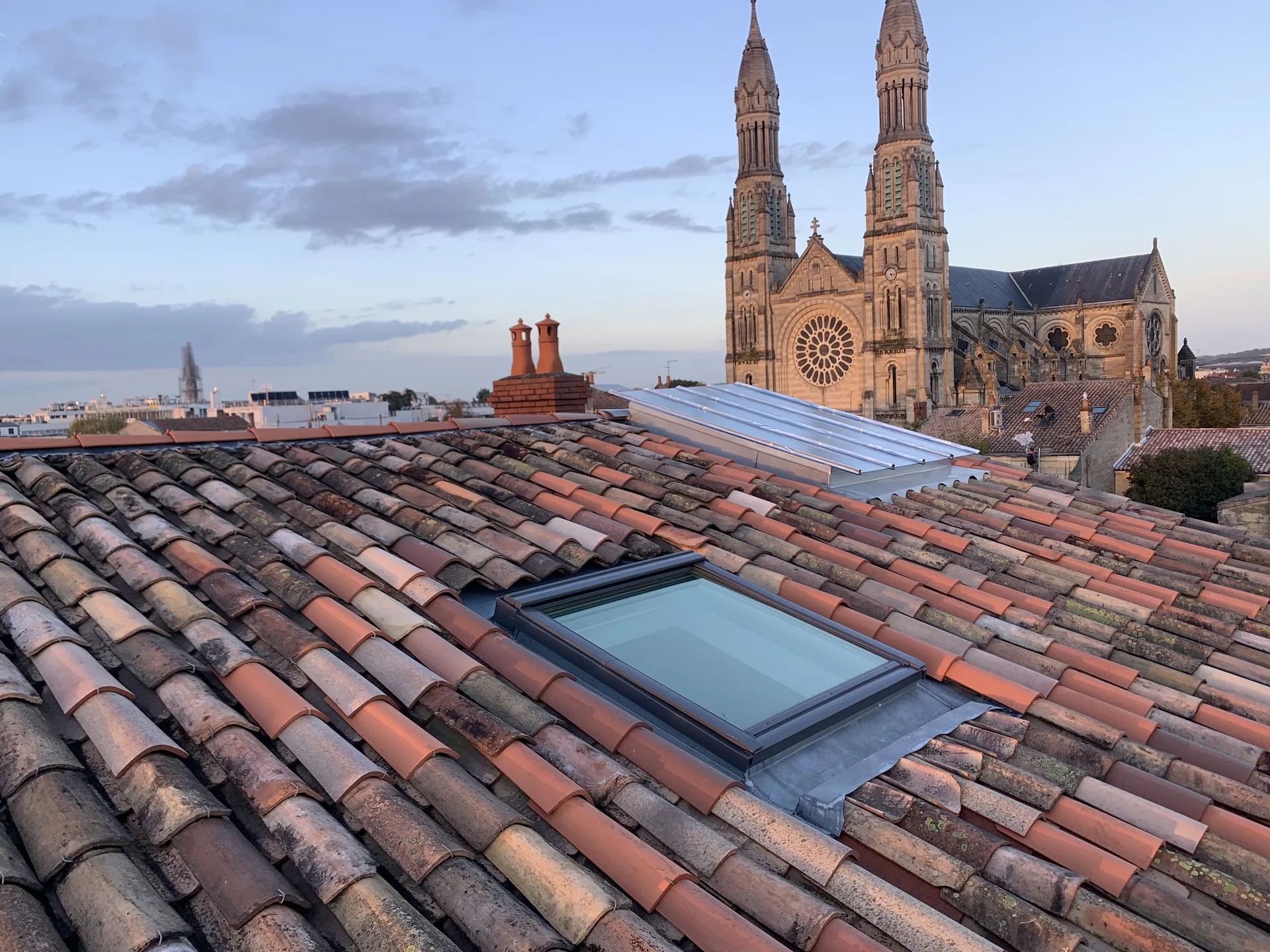Vue panoramique des toits de Bordeaux avec la cathédrale Saint-André en arrière-plan, représentant notre zone d'intervention