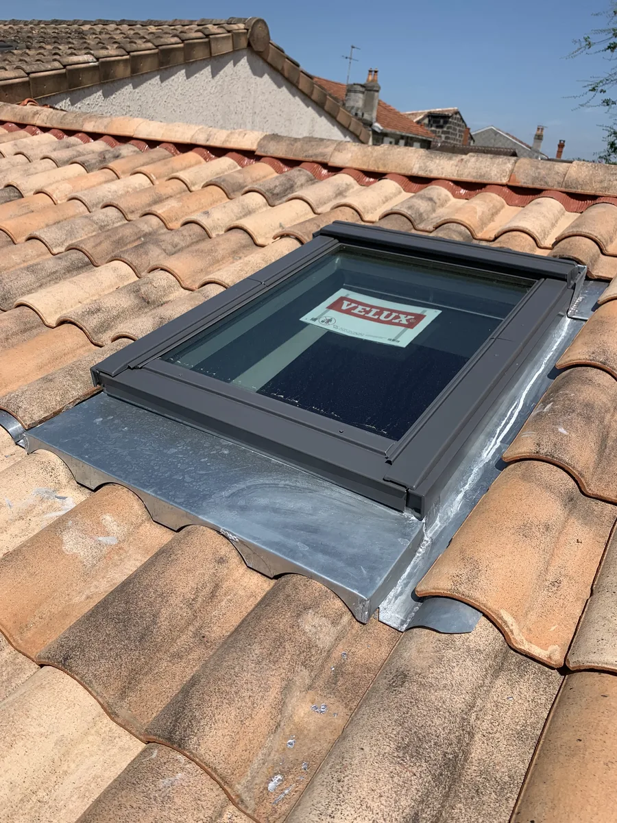 Fenêtre de toit de type Velux intégrée dans une couverture en tuiles