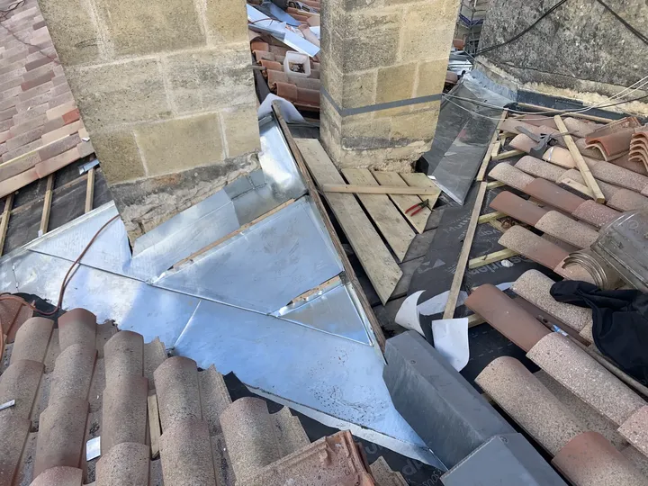 Ouvrages de zinguerie autour de plusieurs cheminées maçonnées