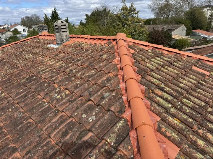 Détail d’une ligne de faîtage et de ses raccords au-dessus de tuiles