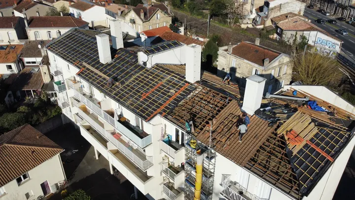 Vue aérienne d’un chantier de réfection sur les différents pans d’un immeuble