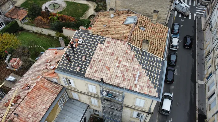 Vue aérienne d’un toit en tuiles partiellement ouvert pendant les travaux