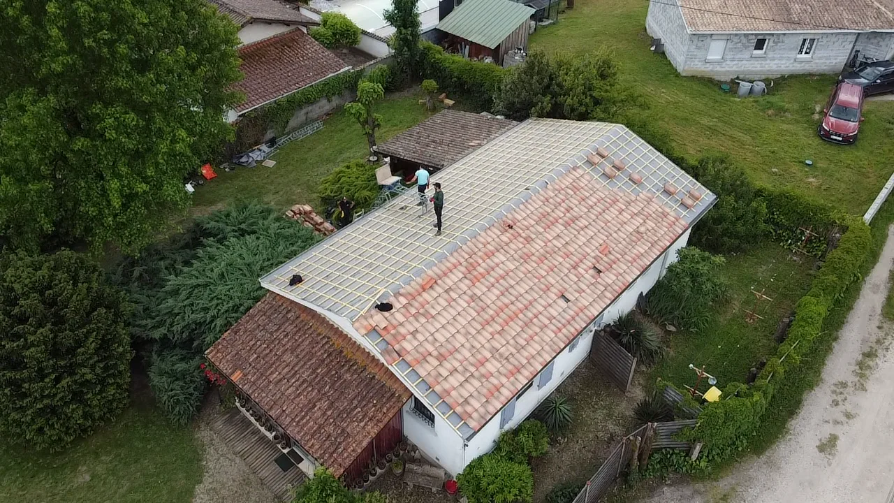 Rénovation d'une toiture en tuiles vue du ciel près de Bordeaux