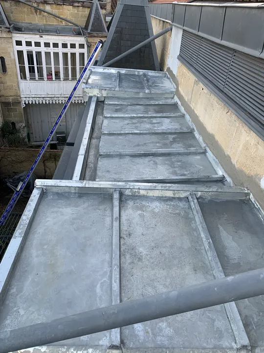 Détail d'une couverture en zinc aménagée sur un pan de toit