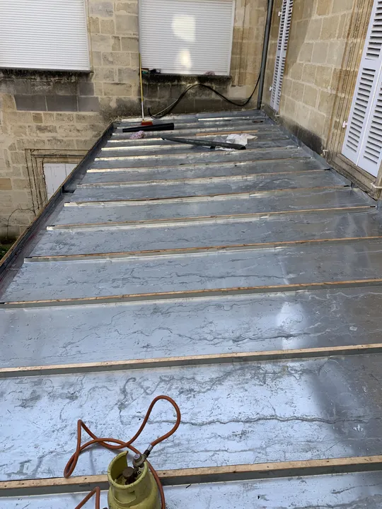 Travaux d'installation d'une toiture en zinc à joints debout